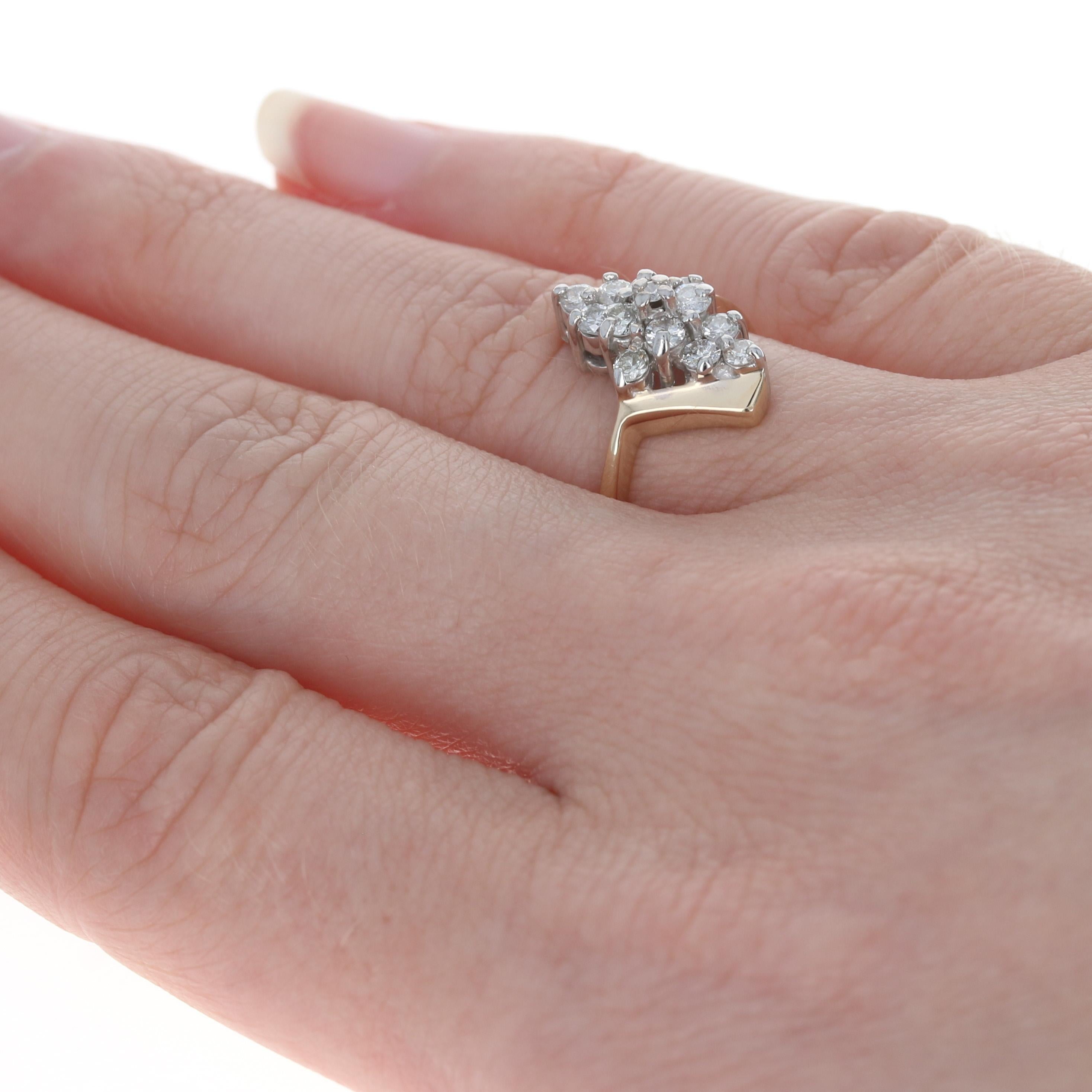 Gelbgold Diamant-Cluster-Bypass-Ring, 14k runder Brillantschliff 0,70ctw gestaffelt im Zustand „Hervorragend“ in Greensboro, NC