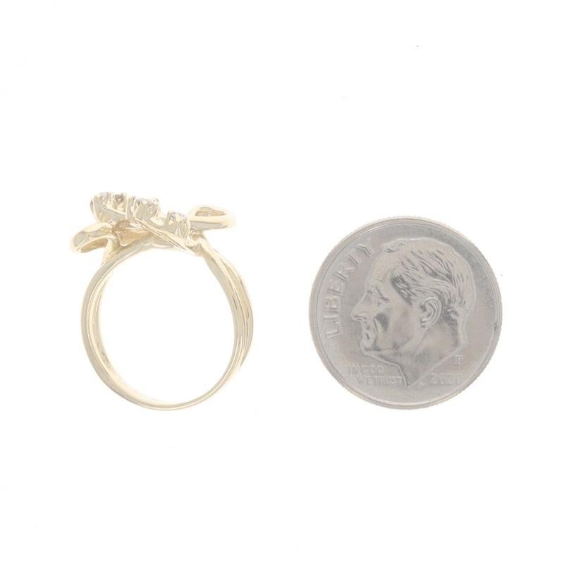 Anello bypass con cluster di diamanti in oro giallo - Looping a taglio singolo in 14k in vendita 1