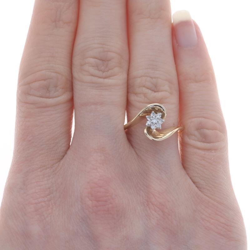 Größe: 7
Gebühr für Größenanpassung: Up 3 Größen für $35 oder Down 2 Größen für $35

Metall Inhalt: 14k Gelbgold & Weißgold

Informationen zu Stein

Natürliche Diamanten
Karat(e): .14ctw
Schliff: Einzel- und Rundbrillant (Mitte)
Farbe: G -