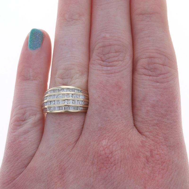 Taglio rotondo Fascia da cocktail con diamanti a grappolo in oro giallo - Anello 10k con diamanti rotondi e baguette da 0,33 ct. in vendita