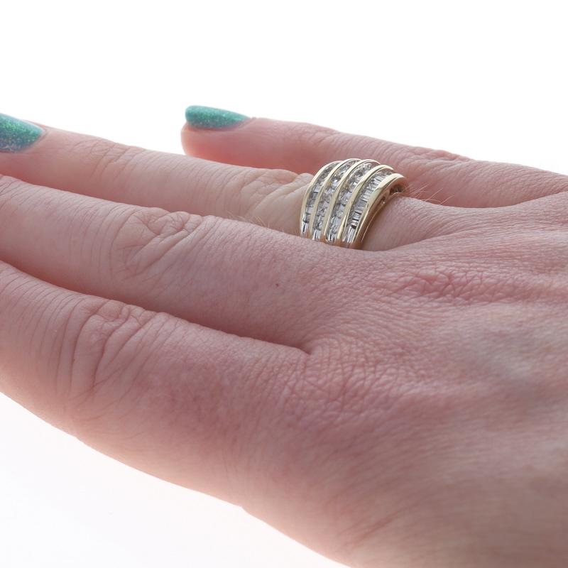 Donna Fascia da cocktail con diamanti a grappolo in oro giallo - Anello 10k con diamanti rotondi e baguette da 0,33 ct. in vendita