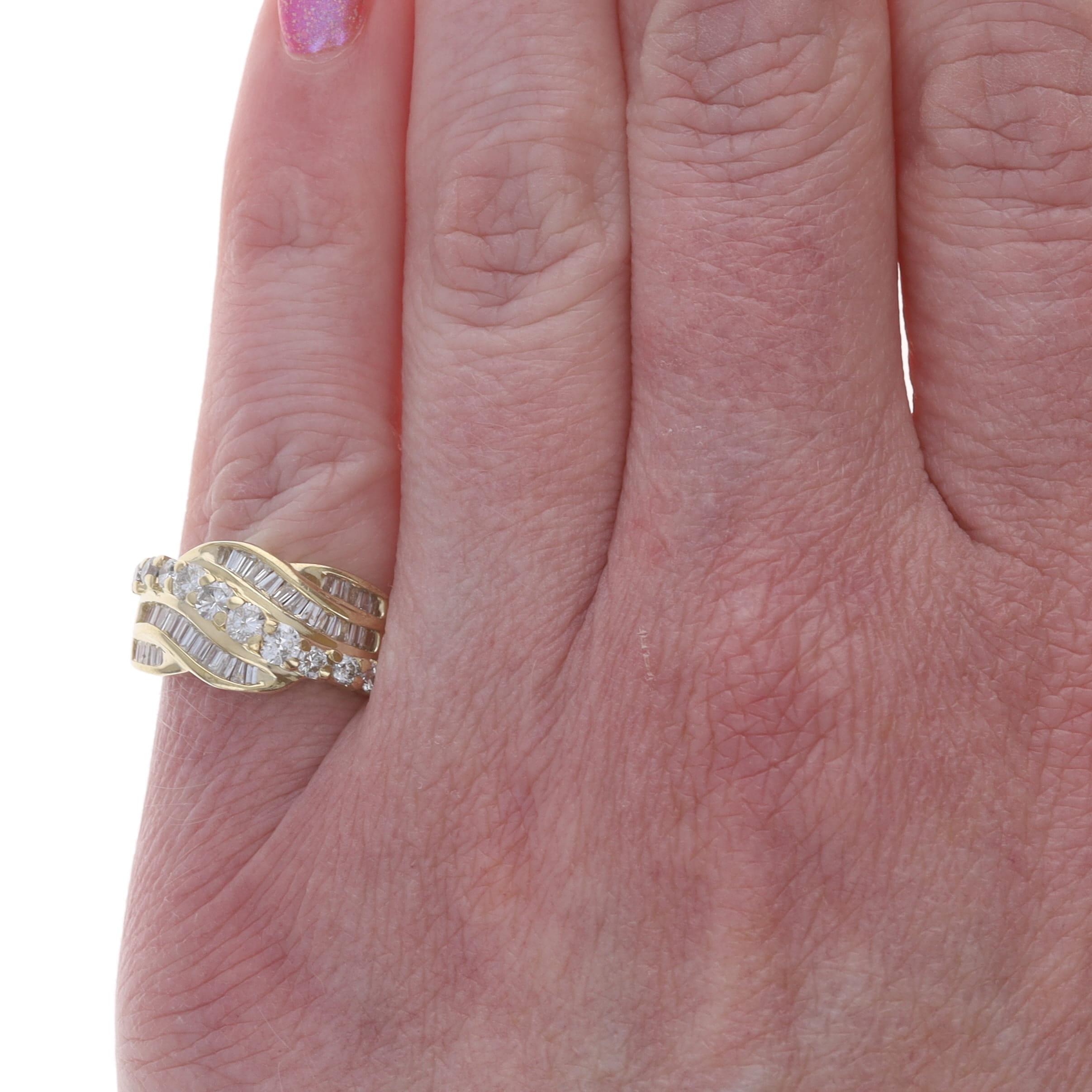 Taglio rotondo Fascia bypass con diamanti a grappolo in oro giallo - Anello 1.00ctw in oro giallo e oro rosso in vendita