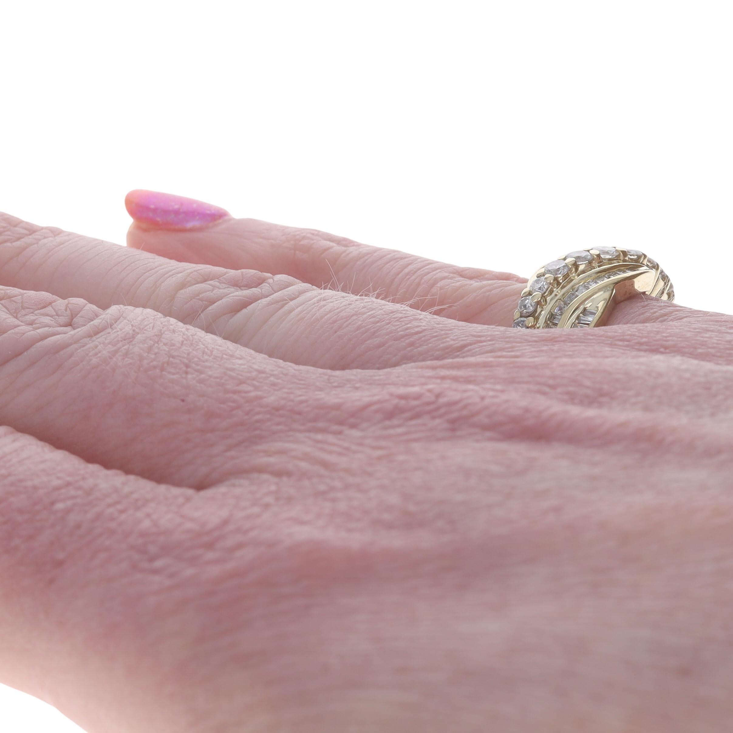 Donna Fascia bypass con diamanti a grappolo in oro giallo - Anello 1.00ctw in oro giallo e oro rosso in vendita