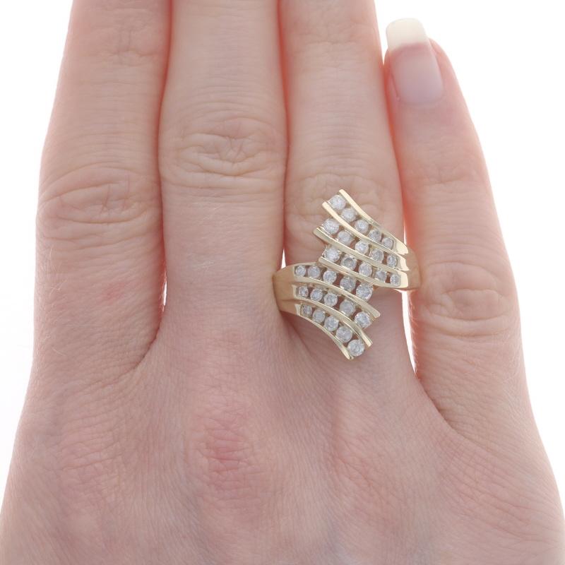 Taille ronde Bague bypass en or jaune avec grappe de diamants - 10k Round .90ctw Channel Set en vente