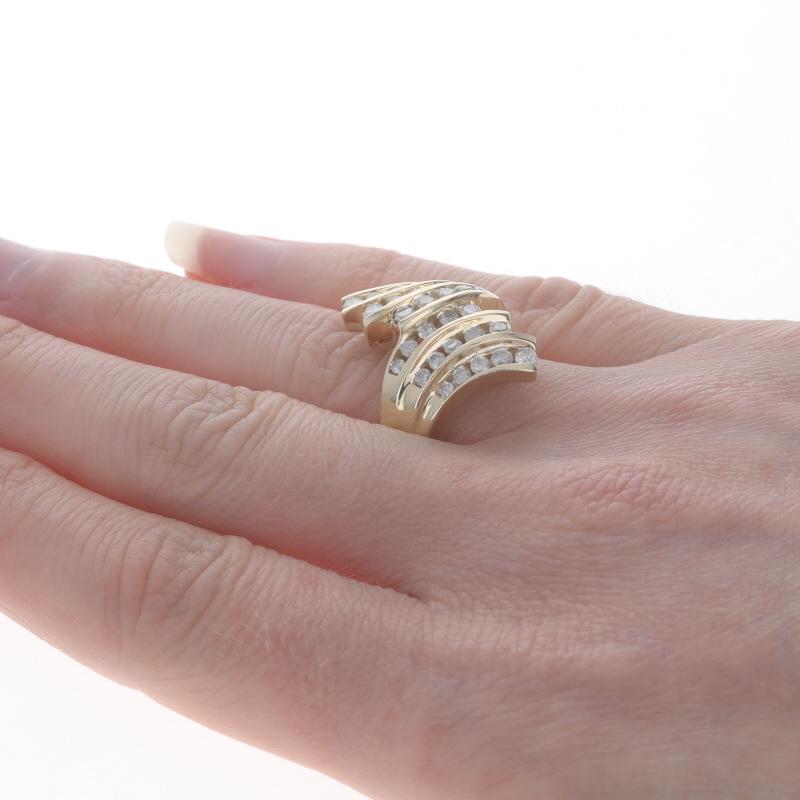Bague bypass en or jaune avec grappe de diamants - 10k Round .90ctw Channel Set Excellent état - En vente à Greensboro, NC