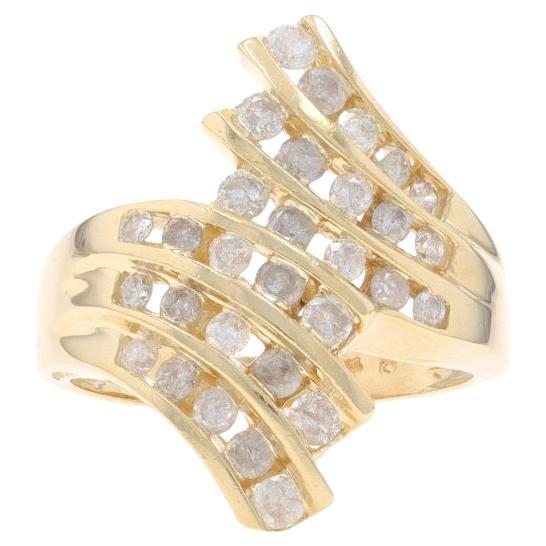 Anillo de oro amarillo con cóctel de diamantes en racimo - 10k redondo .90ctw engastado en canal