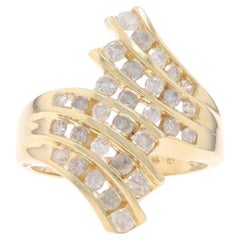 Anillo de oro amarillo con cóctel de diamantes en racimo - 10k redondo .90ctw engastado en canal