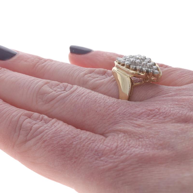 Donna Anello bypass con cluster di diamanti in oro giallo - 10k Brilliante rotondo 1,00ctw in vendita