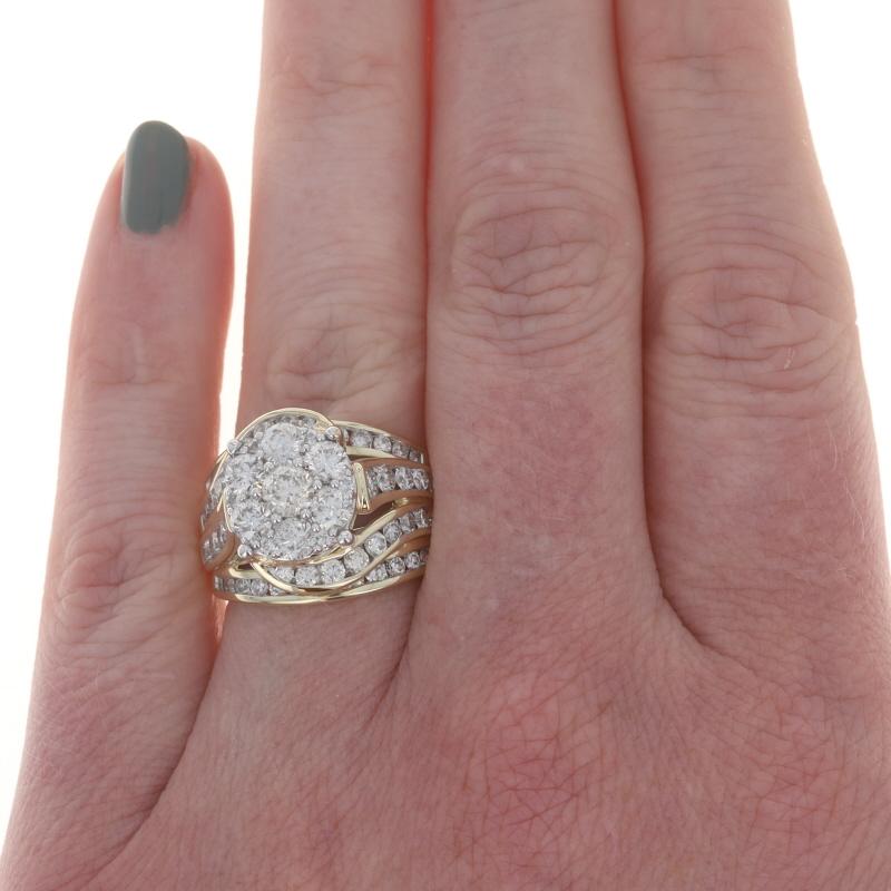 Taille ronde Bague cocktail en or jaune avec diamants en grappe - 10k Round Brilliant 3.00ctw en vente