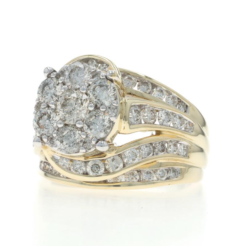 Bague cocktail en or jaune avec diamants en grappe - 10k Round Brilliant 3.00ctw Excellent état - En vente à Greensboro, NC