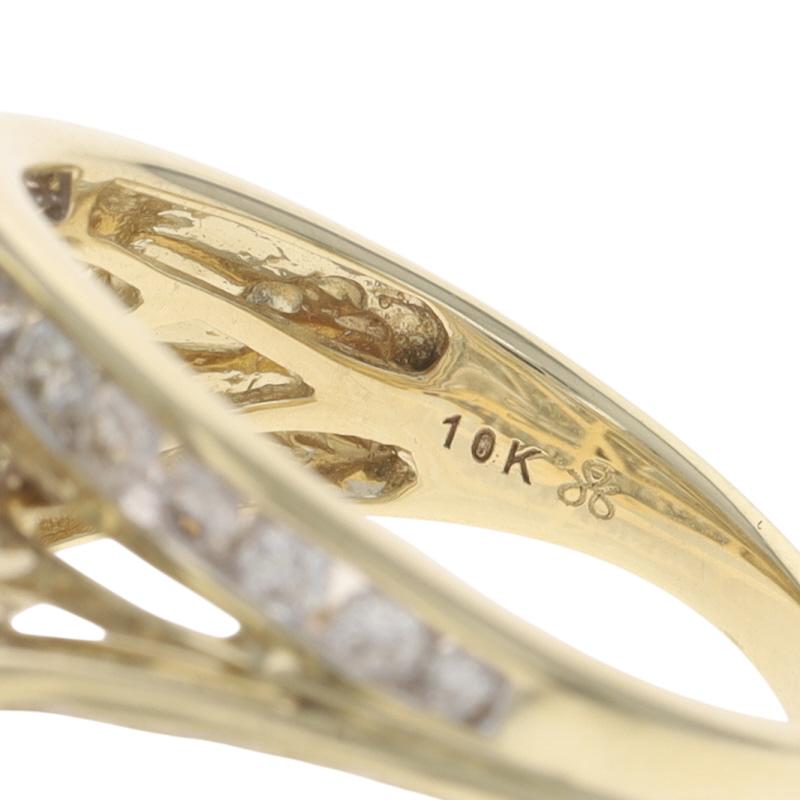 Bague cocktail en or jaune avec diamants en grappe - 10k Round Brilliant 3.00ctw en vente 1