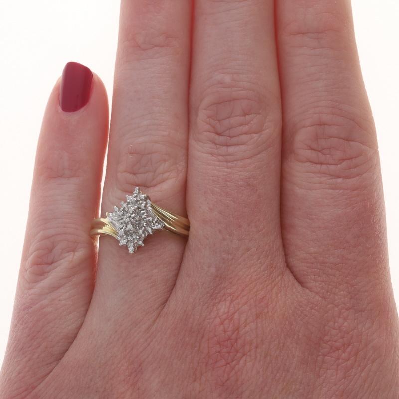 Taille ronde Bague en or jaune avec diamant en forme de grappe et de cocktail 10k ronde et brillante en vente