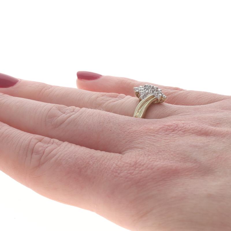Bague en or jaune avec diamant en forme de grappe et de cocktail 10k ronde et brillante Pour femmes en vente