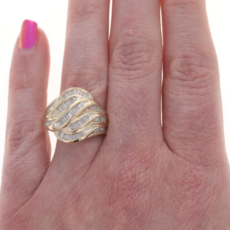 Taille baguette Bague de cocktail en or jaune avec anneau de contournement Baguette et simple 1.00ctw