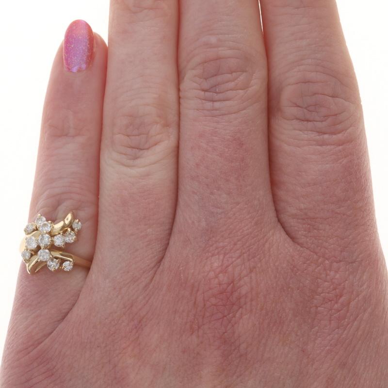 Taille ronde Bague cocktail en or jaune avec grappe de diamants - 14k Rd .65ctw Floral Ribbon en vente