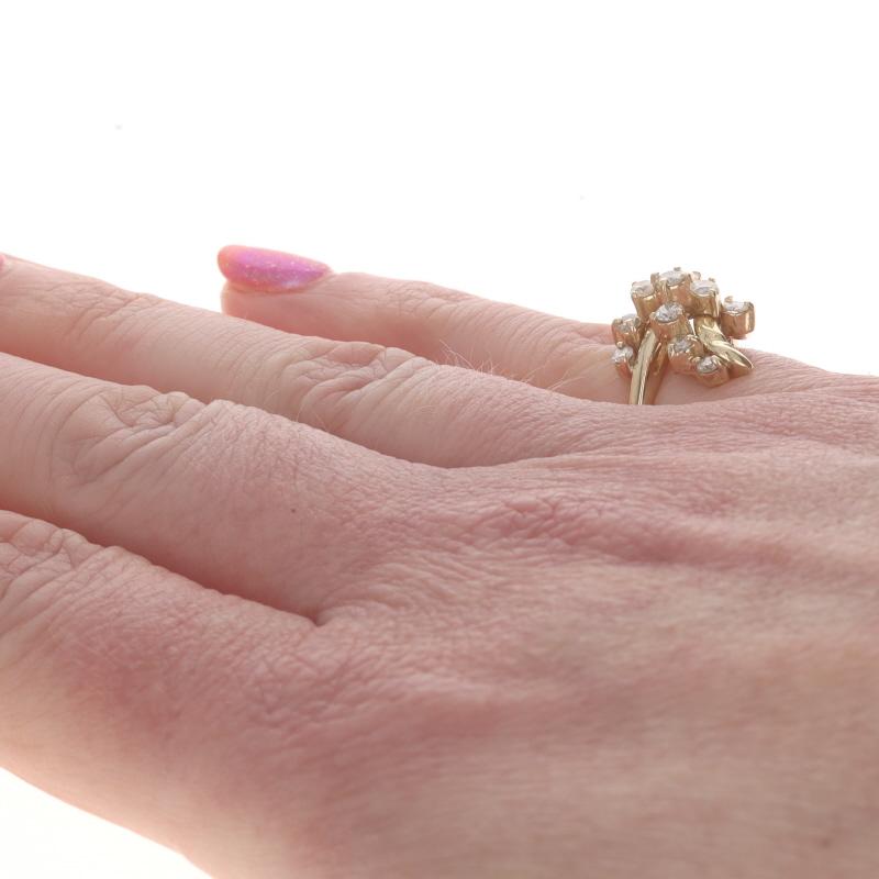 Bague cocktail en or jaune avec grappe de diamants - 14k Rd .65ctw Floral Ribbon Pour femmes en vente