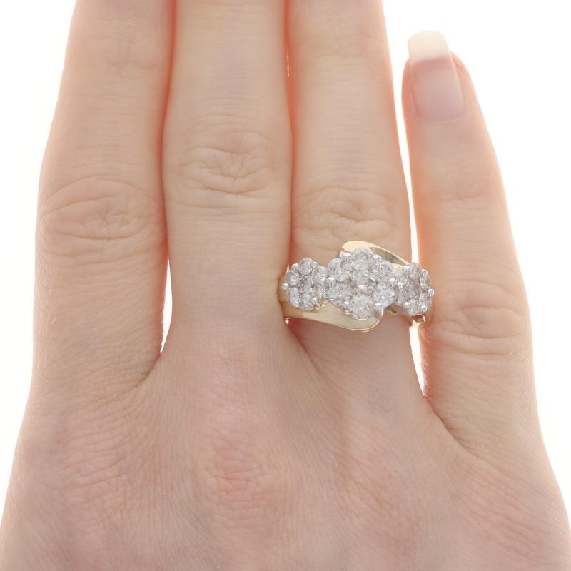 Taille ronde Bague bypass cocktail en or jaune avec grappe de diamants - 14 carats, rond, 2,00 ctw, fleuri en vente