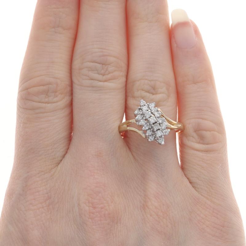 Taglio rotondo Anello bypass con cluster di diamanti in oro giallo - Cascata di diamanti rotondi da .50ctw 14k