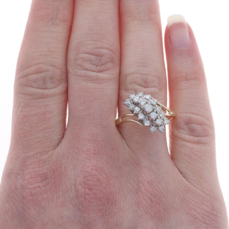 Taille ronde Bague bypass en or jaune avec grappe de diamants - 14k Round .50ctw Waterfall en vente