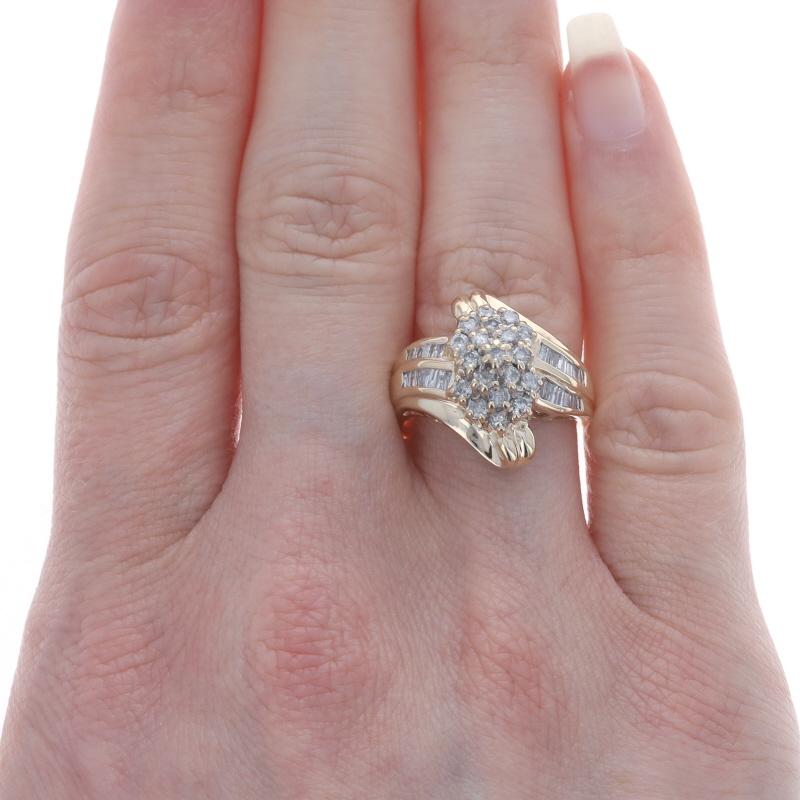 Größe: 6 1/2
Gebühr für Größenbestimmung: Bis 2 Größen für $35

Metallgehalt: 14k Gelbgold & 14k Weißgold

Informationen zu Stein

Natürliche Diamanten
Karat(e): 1.00ctw
Schliff: Rund Brillant & Baguette
Farbe: F - G
Klarheit: I1 - I2

Karat gesamt: