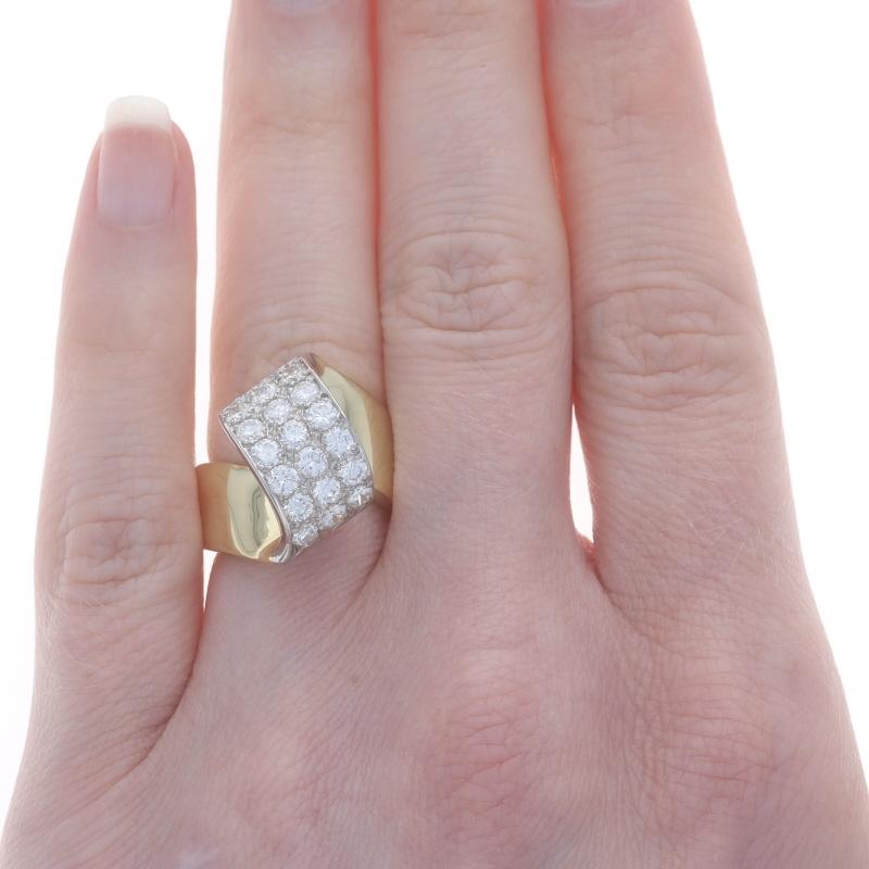 Taglio rotondo Anello bypass con cluster di diamanti in oro giallo - 18k Round 2.00ctw Ribbon in vendita