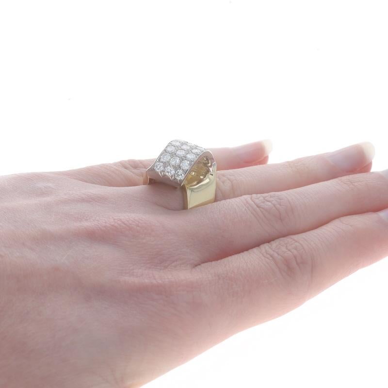 Donna Anello bypass con cluster di diamanti in oro giallo - 18k Round 2.00ctw Ribbon in vendita