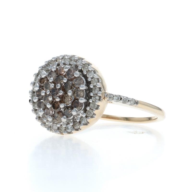 Bague de cocktail en or jaune avec halo et grappe de diamants - 10k Round Brilliant 1.00ctw Excellent état - En vente à Greensboro, NC