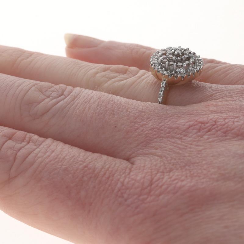 Bague de cocktail en or jaune avec halo et grappe de diamants - 10k Round Brilliant 1.00ctw Pour femmes en vente