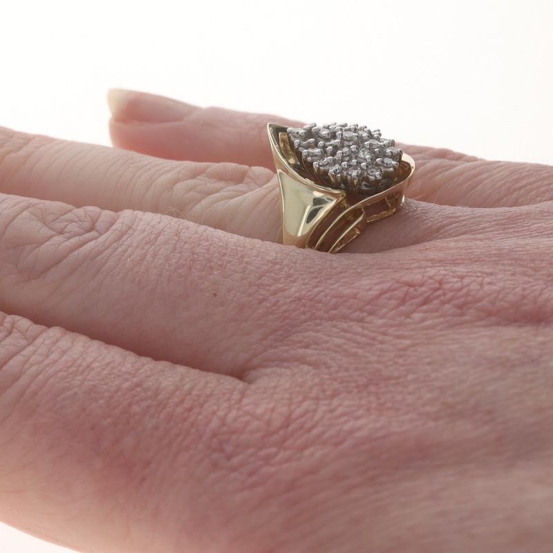 Donna Anello da cocktail con cluster di diamanti in oro giallo - 10k - Brilliante rotondo da 0,25 ct. in vendita