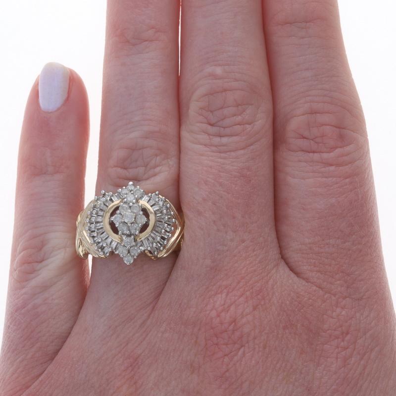 Taille ronde Bague cocktail en or jaune 10k avec diamants ronds, brillants et baguettes 1.00ctw en vente