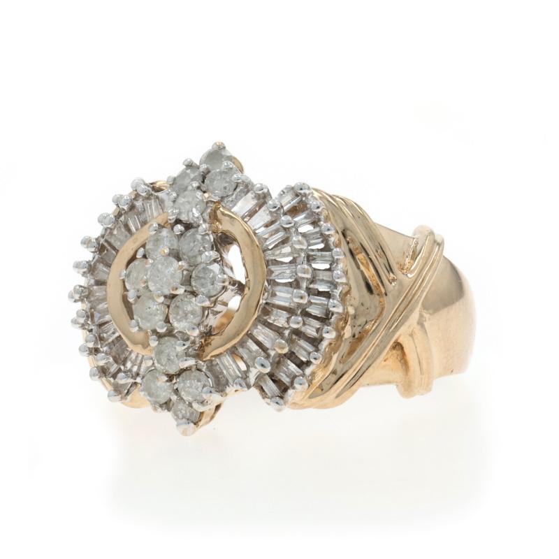 Bague cocktail en or jaune 10k avec diamants ronds, brillants et baguettes 1.00ctw Excellent état - En vente à Greensboro, NC