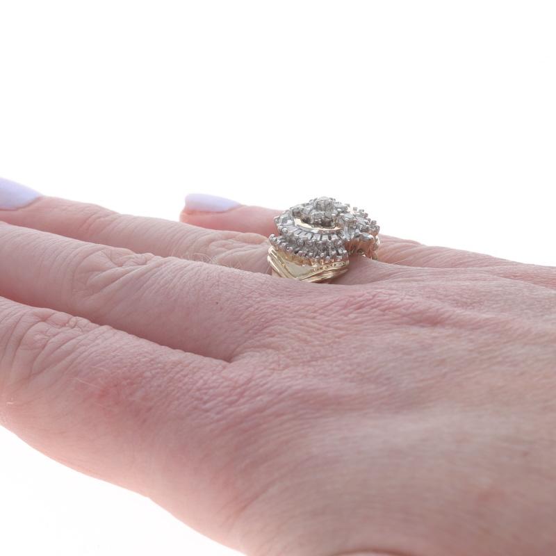 Bague cocktail en or jaune 10k avec diamants ronds, brillants et baguettes 1.00ctw Pour femmes en vente