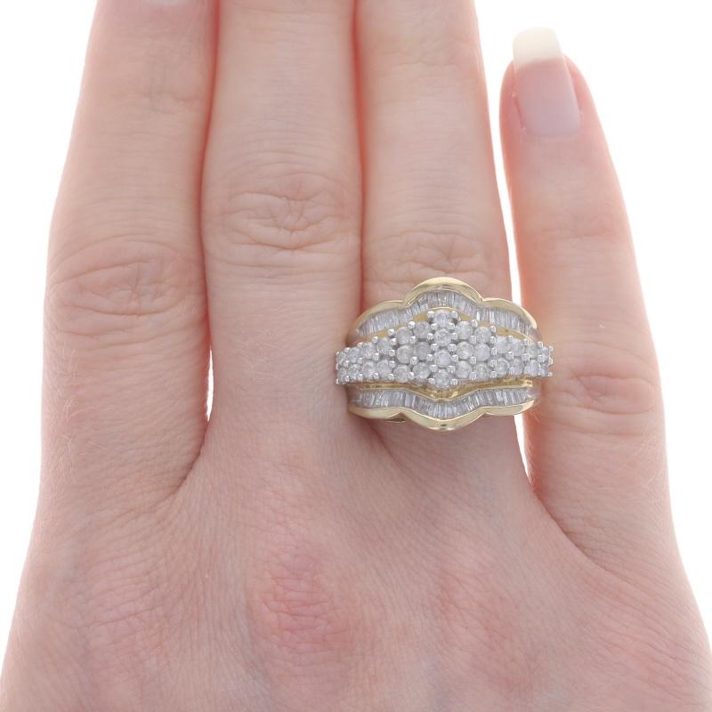 Taglio rotondo Anello cocktail con cluster di diamanti in oro giallo 10k a brillante rotondo e baguette 1,30ctw in vendita