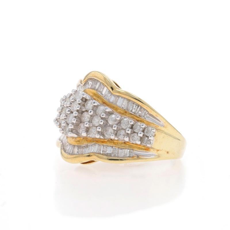 Anello cocktail con cluster di diamanti in oro giallo 10k a brillante rotondo e baguette 1,30ctw In condizioni ottime in vendita a Greensboro, NC