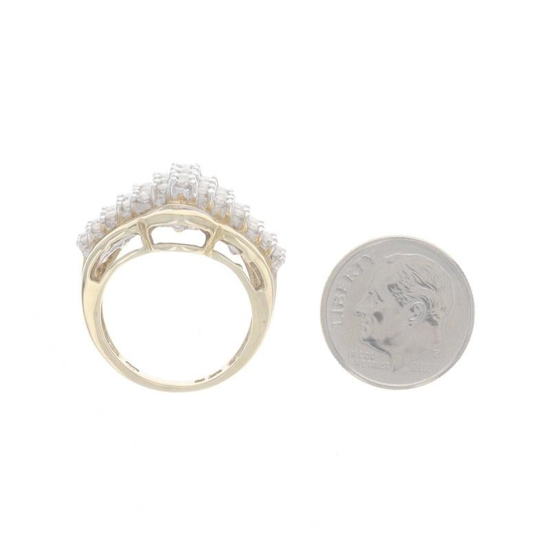 Anello cocktail con cluster di diamanti in oro giallo 10k a brillante rotondo e baguette 1,30ctw in vendita 1