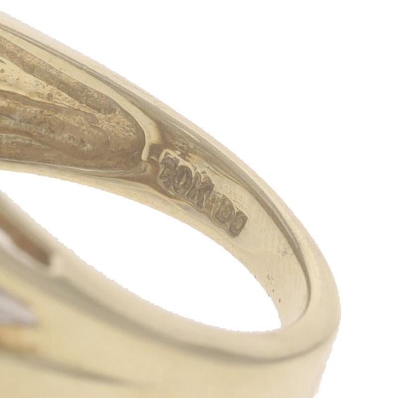 Anello cocktail con cluster di diamanti in oro giallo 10k a brillante rotondo e baguette 1,30ctw in vendita 2