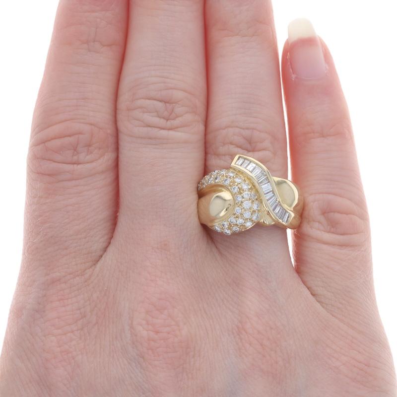 Taglio rotondo Anello Cocktail con Cluster di Diamanti in Oro Giallo 14k Baguette e Brillante Rotondo 1.00ctw in vendita