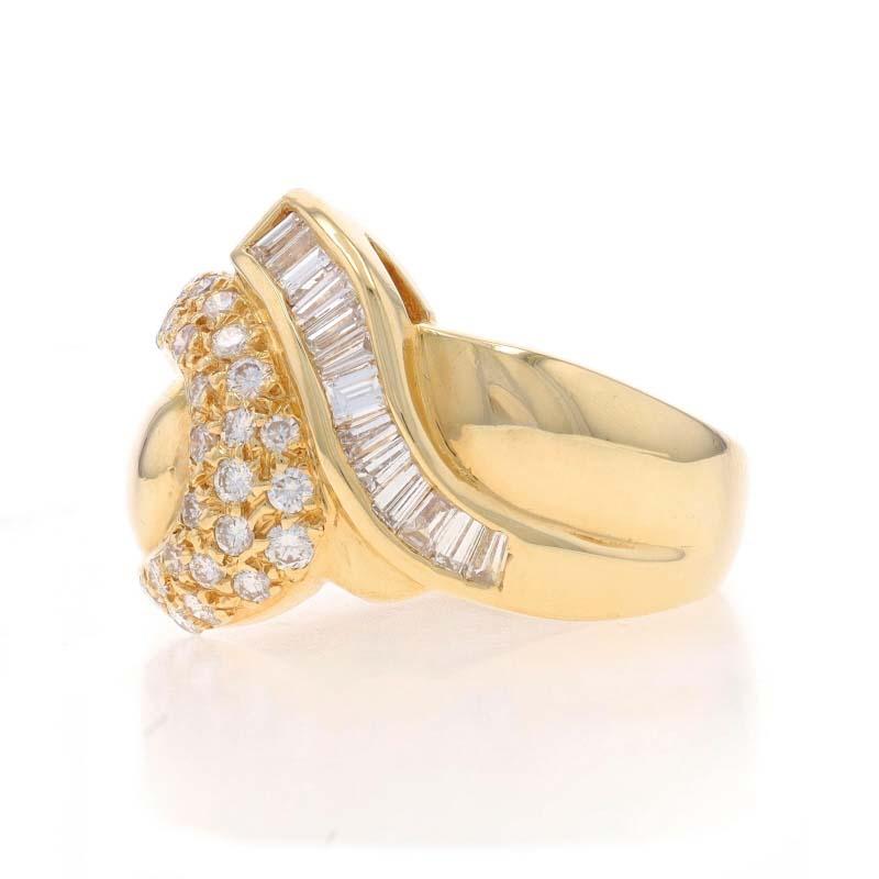 Anello Cocktail con Cluster di Diamanti in Oro Giallo 14k Baguette e Brillante Rotondo 1.00ctw In condizioni ottime in vendita a Greensboro, NC