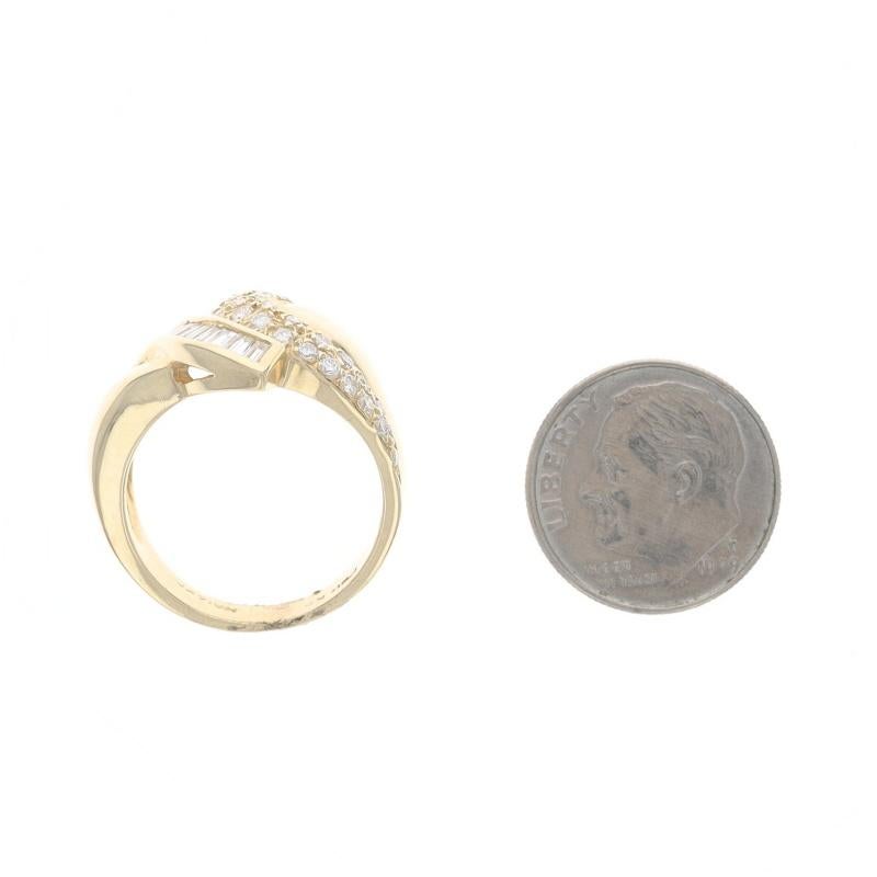 Anello Cocktail con Cluster di Diamanti in Oro Giallo 14k Baguette e Brillante Rotondo 1.00ctw in vendita 1