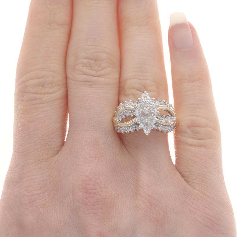Taille ronde Bague cocktail en or jaune avec grappe de diamants - 14k Round .50ctw en vente