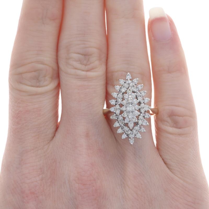 Taille ronde Bague cocktail en or jaune avec grappe de diamants - 14k Round Brilliant 1.00ctw en vente