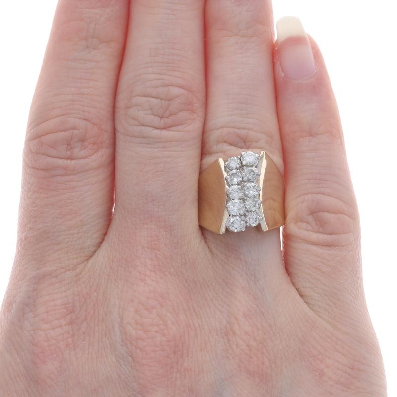 Taille ronde Bague cocktail en or jaune avec grappe de diamants - 14k Round Brilliant 1.00ctw en vente