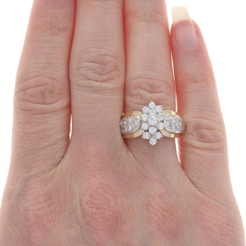 Taille ronde Bague cocktail en or jaune avec grappe de diamants - 14k Rond brillant 1.20ctw en vente