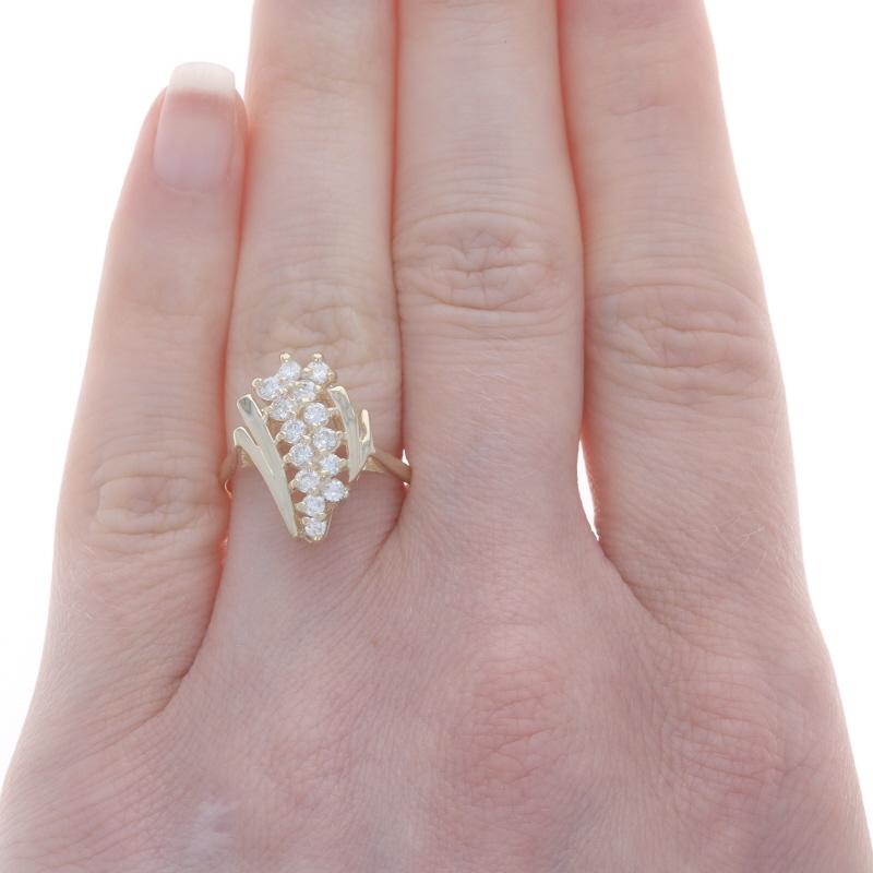 Taille ronde Bague cocktail en or jaune avec grappe de diamants - 14k Brillant rond .56ctw Fan en vente