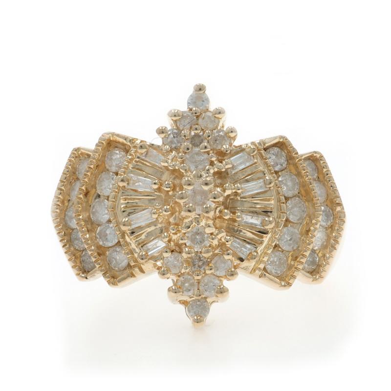 Dimensione: 9
Tassa sulle taglie: Up 2 taglie per $40 o Down 1/2 taglia per $40

Contenuto del metallo: Oro giallo 14k

Informazioni su A. Stone

Diamanti naturali
Carati: 1.00ctw
Taglio: Brillante rotondo e Baguette
Colore: G - H
Chiarezza: