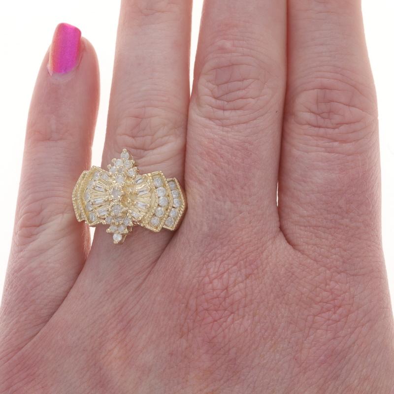 Taglio rotondo Anello Cocktail con Cluster di Diamanti in Oro Giallo 14k Brilliante Rotondo e Baguette 1.00ctw in vendita