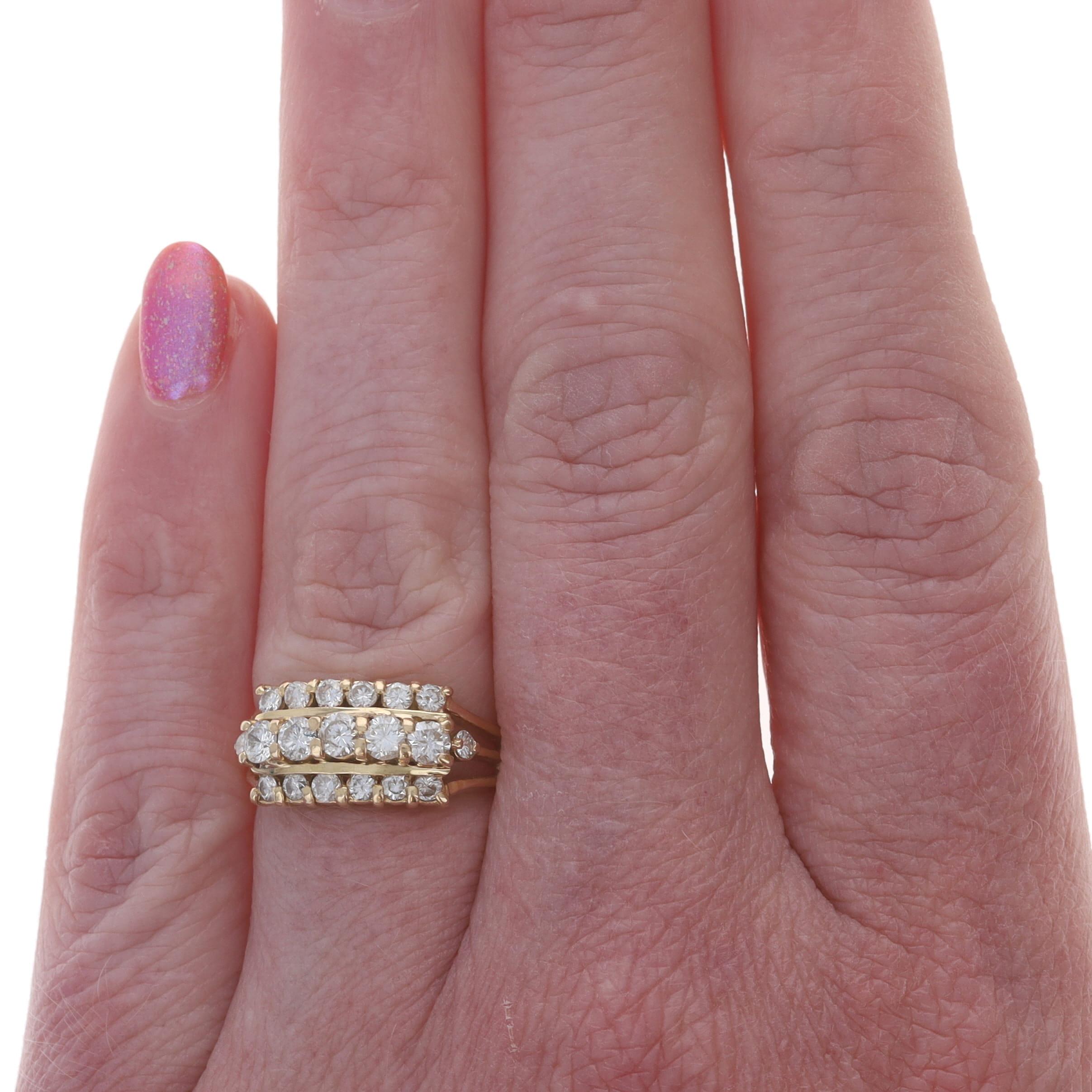 Taille ronde Bague cocktail en or jaune avec grappe de diamants - 14k Round Brilliant en vente