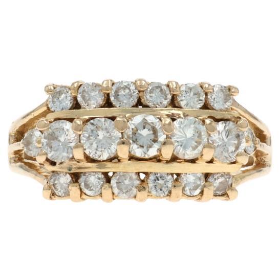 Bague cocktail en or jaune avec grappe de diamants - 14k Round Brilliant en vente