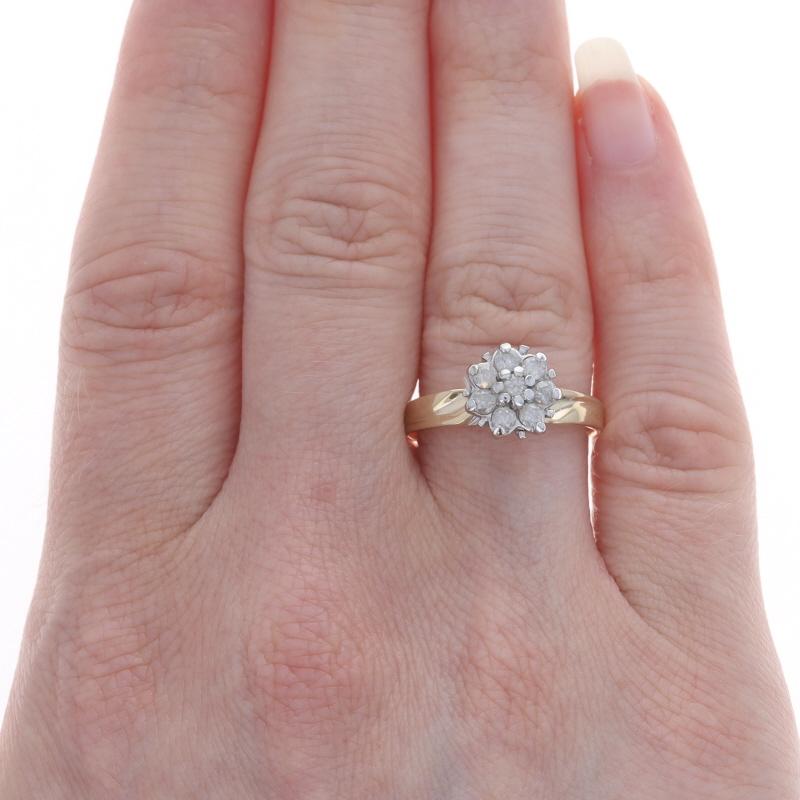 Taille ronde Bague de fiançailles en or jaune avec grappe de diamants - 10k Round Brilliant .40ctw Floral en vente