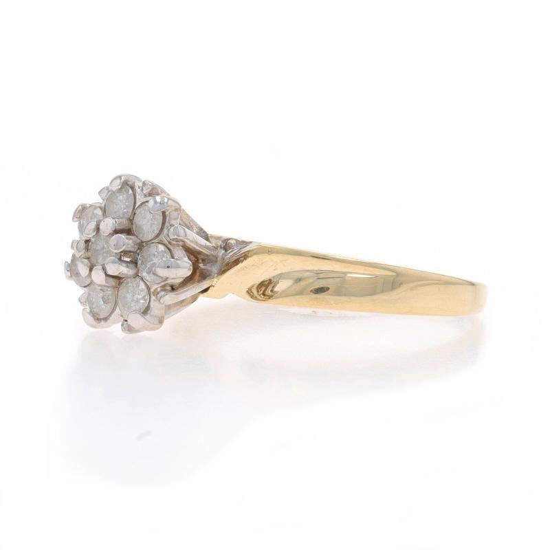 Bague de fiançailles en or jaune avec grappe de diamants - 10k Round Brilliant .40ctw Floral Excellent état - En vente à Greensboro, NC
